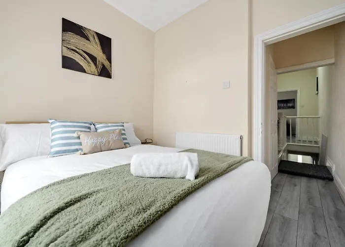 Modern 4br In M11, Close To Etihad Stadium Sleeps 11 Semesterbostad *