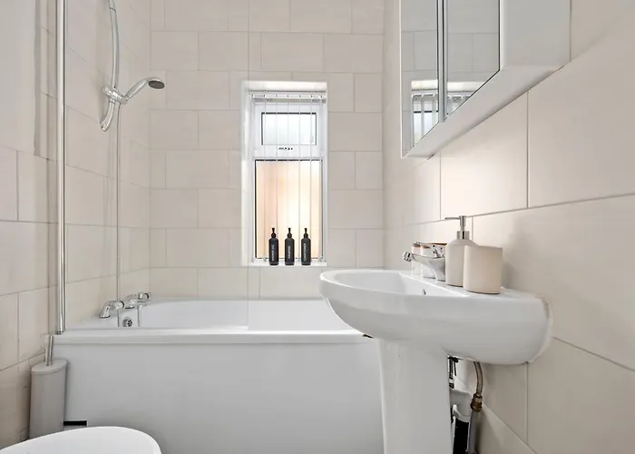 Modern 4br In M11, Close To Etihad Stadium Sleeps 11 Semesterbostad