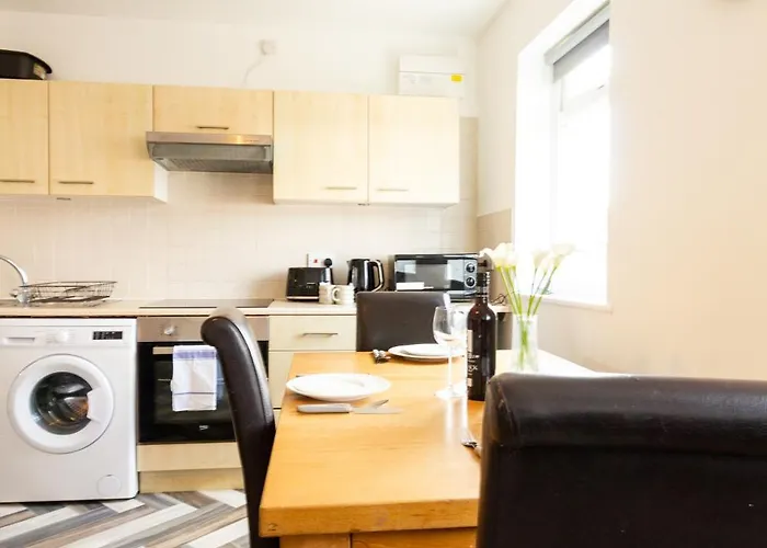 Cosy & Compact In Swinton *