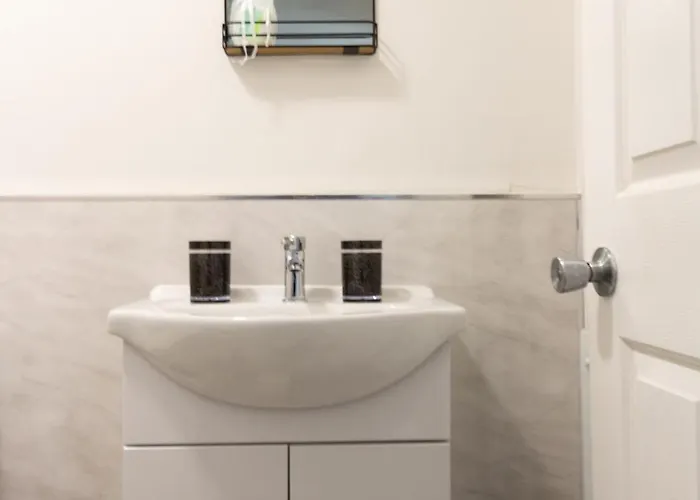 Cosy & Compact In Swinton شقة