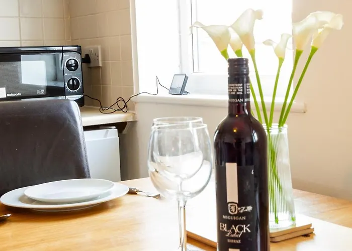 Cosy & Compact In Swinton *