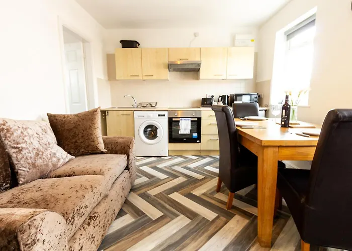 Cosy & Compact In Swinton Apartament