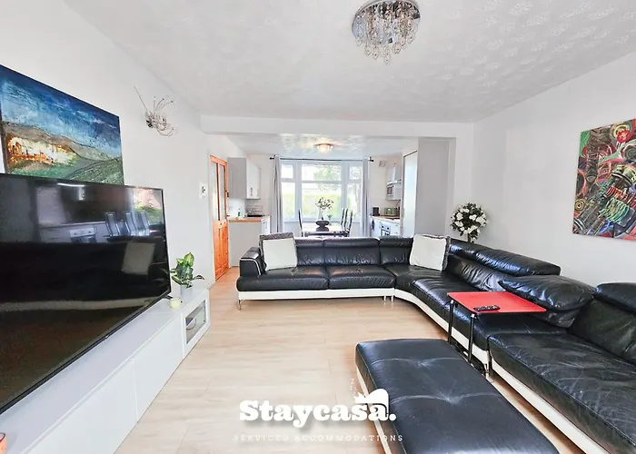 Inviting Serene Abode Large Driveway Sleeps 12 Holiday home Manchester