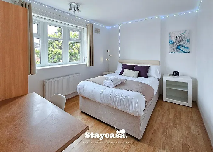 Large 6br House Free Parking & Wifi 度假居