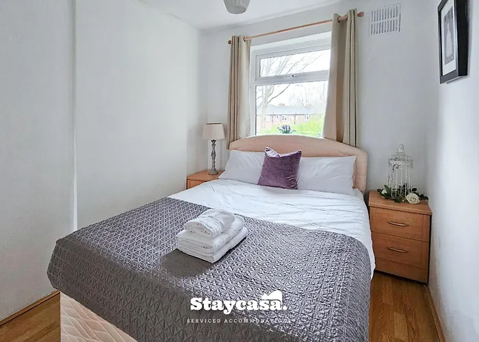 Inviting Serene Abode Large Driveway Sleeps 12 Holiday home Manchester