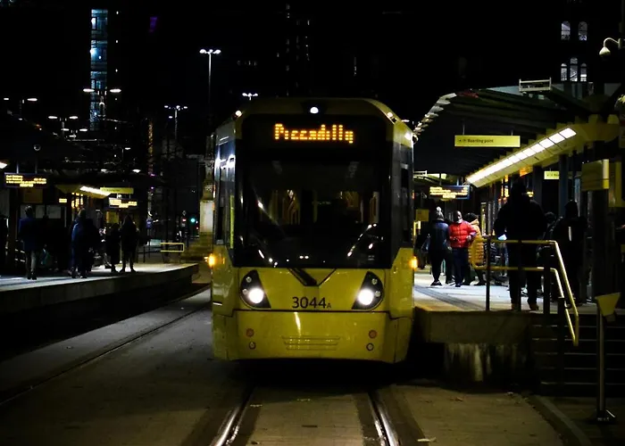 Fresh 2bed 2bath 2mins Drive To Man Utd Stadium Appartement *