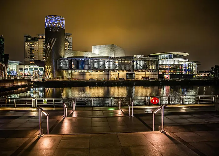 Fresh 2bed 2bath 2mins Drive To Man Utd Stadium Appartement Manchester