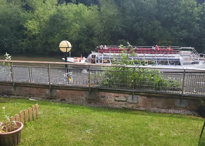 Luxury 2 Bed On River, Wifi, Parking, Garden شقة مانشستر