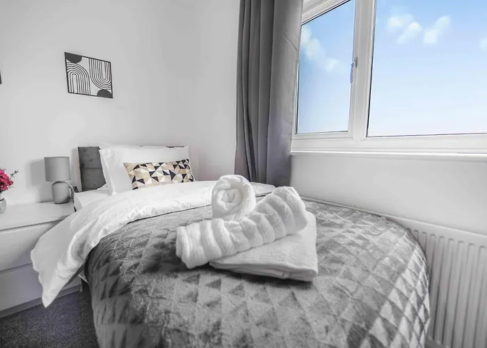 Centre House, Perfect For Long Stays! Parking, Wifi, Outdoor Space بيت للعطل مانشستر