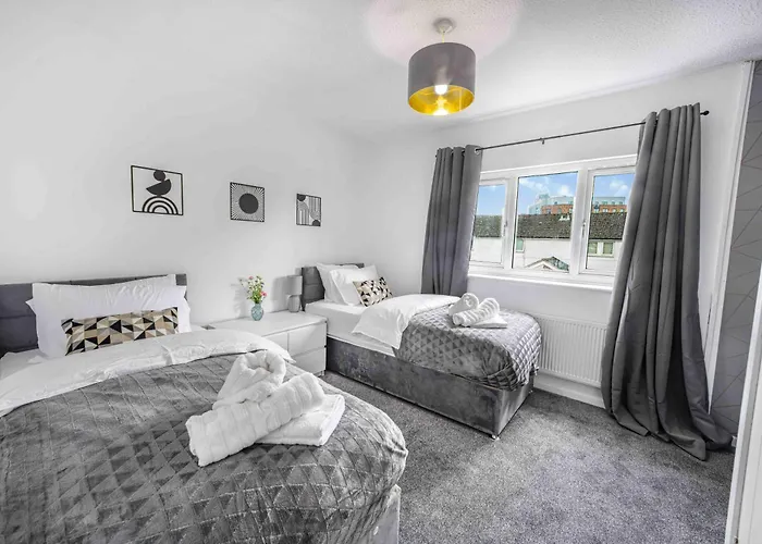 Сasa de vacaciones Centre House, Perfect For Long Stays! Parking, Wifi, Outdoor Space Mánchester