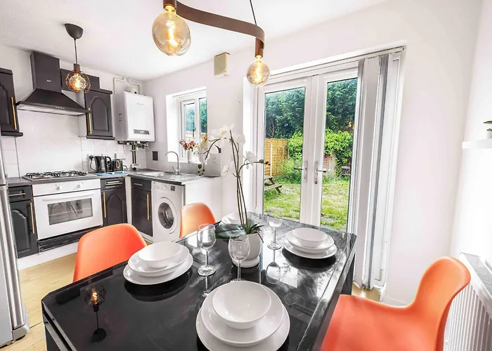 Centre House, Perfect For Long Stays! Parking, Wifi, Outdoor Space Mánchester