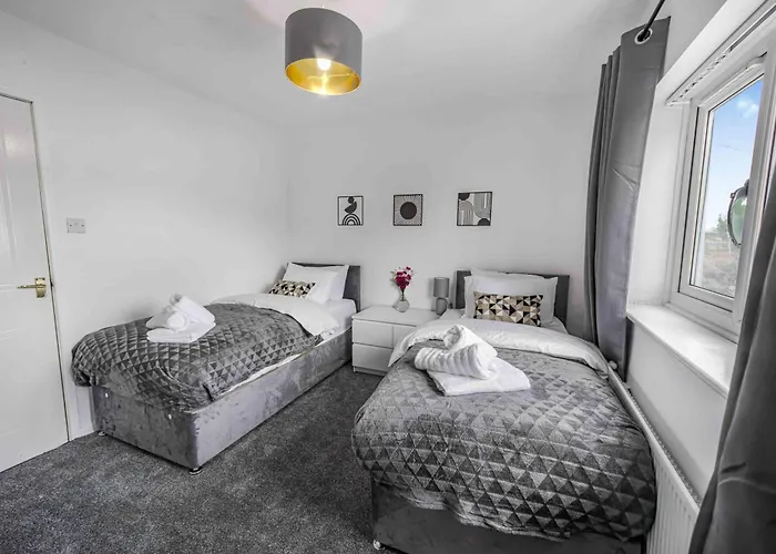 Centre House, Perfect For Long Stays! Parking, Wifi, Outdoor Space * مانشستر