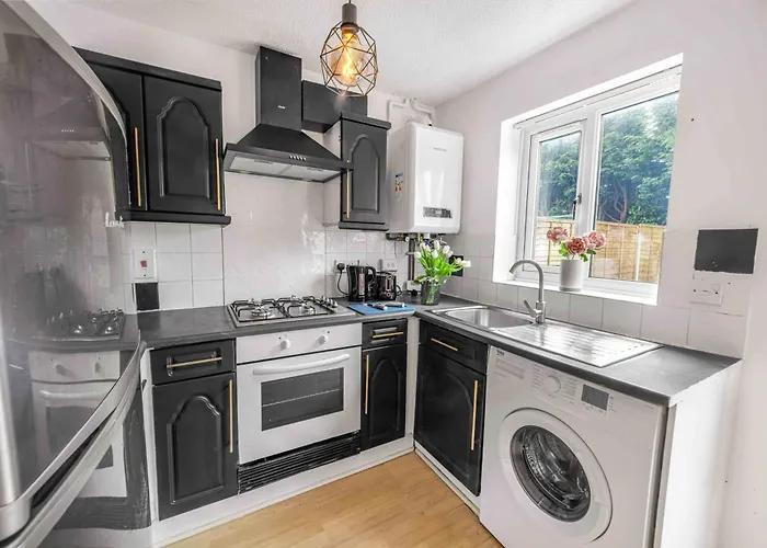 Centre House, Perfect For Long Stays! Parking, Wifi, Outdoor Space بيت للعطل *