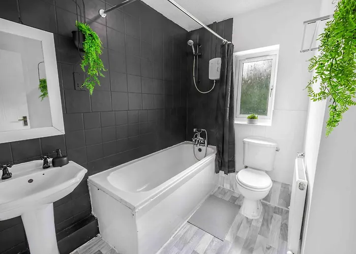 Centre House, Perfect For Long Stays! Parking, Wifi, Outdoor Space * مانشستر