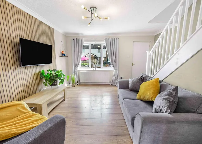 Centre House, Perfect For Long Stays! Parking, Wifi, Outdoor Space بيت للعطل *