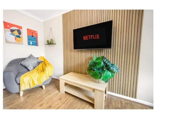 Centre House, Perfect For Long Stays! Parking, Wifi, Outdoor Space بيت للعطل