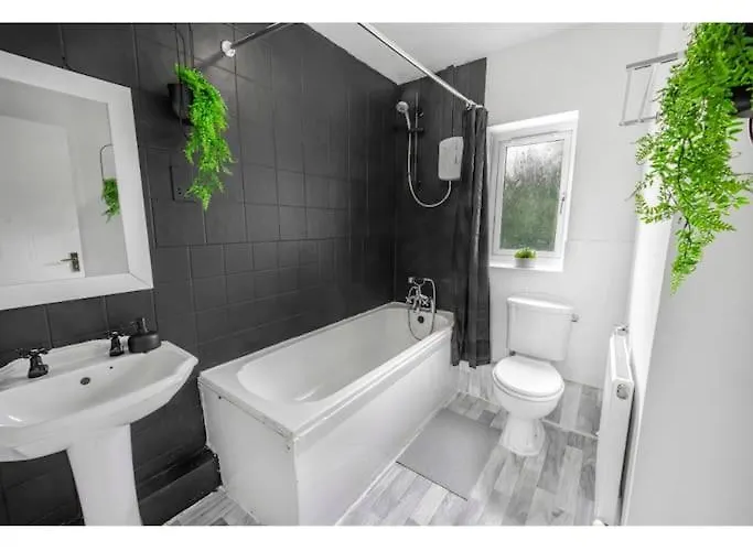 Centre House, Perfect For Long Stays! Parking, Wifi, Outdoor Space مانشستر