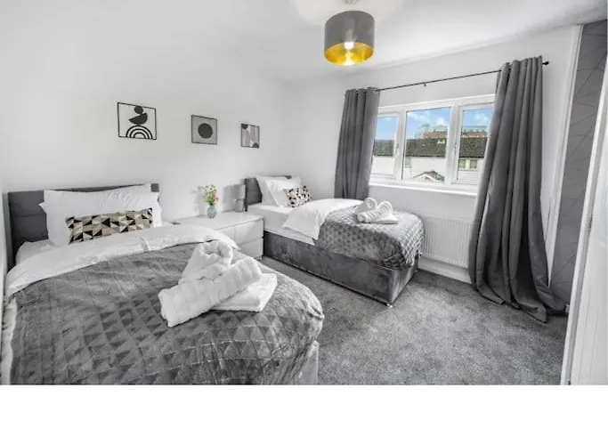 Centre House, Perfect For Long Stays! Parking, Wifi, Outdoor Space Сasa de vacaciones Mánchester