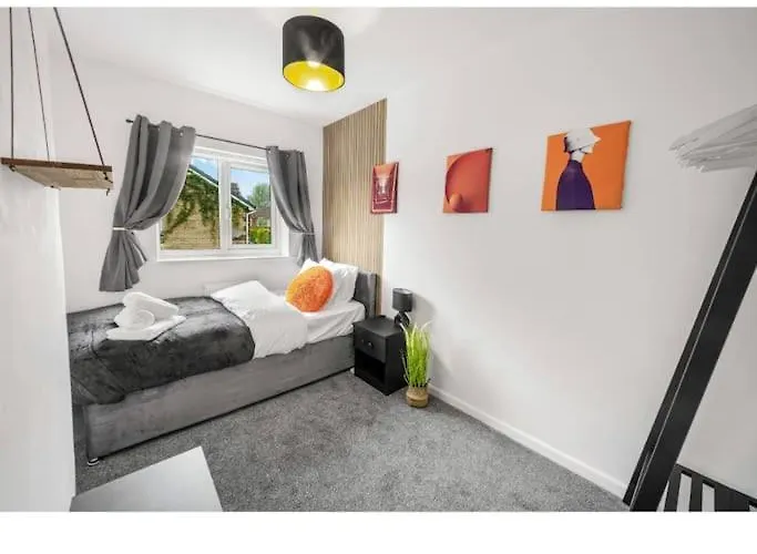 Centre House, Perfect For Long Stays! Parking, Wifi, Outdoor Space بيت للعطل *