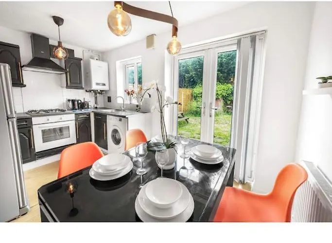 Centre House, Perfect For Long Stays! Parking, Wifi, Outdoor Space Сasa de vacaciones Mánchester