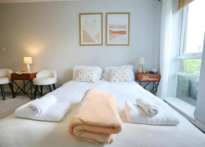 Walk To Man & With Free Parking - Pass The Keys *