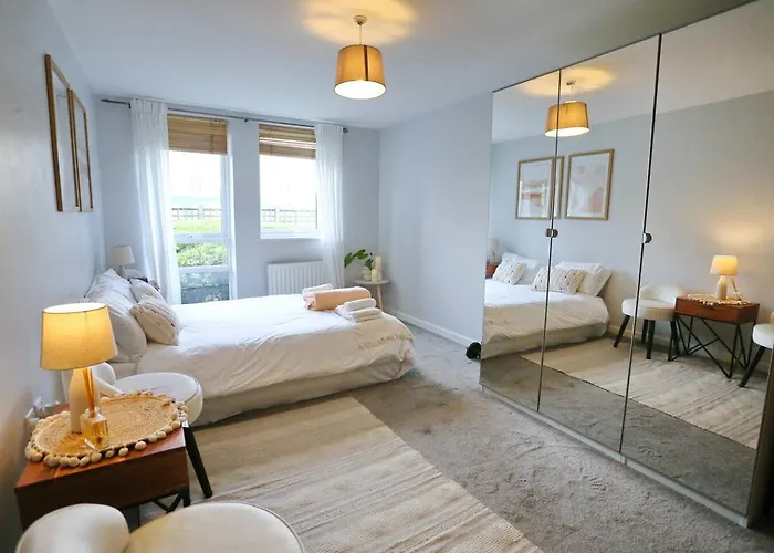 Walk To Man & With Free Parking - Pass The Keys * Manchester