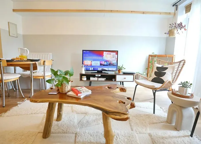 Walk To Man & With Free Parking - Pass The Keys