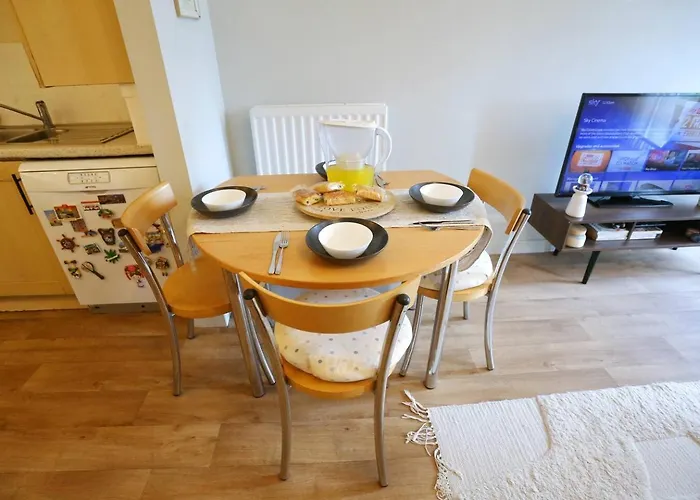 Walk To Man & With Free Parking - Pass The Keys *