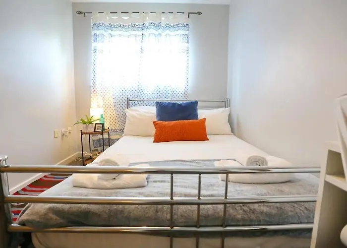 Walk To Man & With Free Parking - Pass The Keys