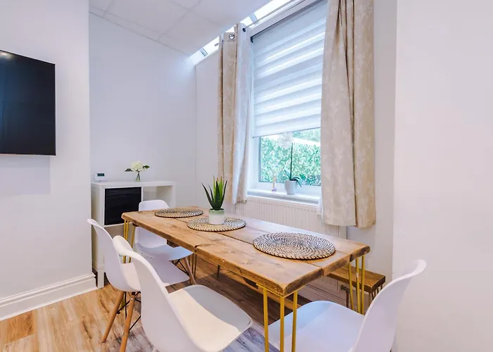 4 Bedroom Victorian House 別荘