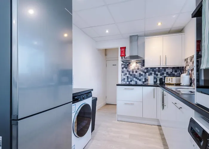 4 Bedroom Victorian House * Manchester