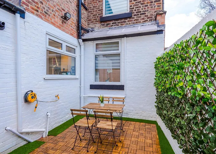 4 Bedroom Victorian House * Manchester