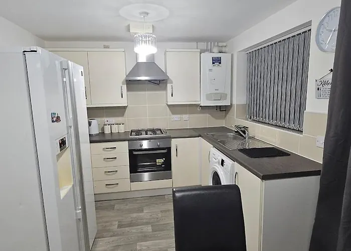 The Wynne House - 3 Bedroom Luxury House With 5 Beds & Free Parking Near Centre, And A Walking Distance To The Etihad Stadium & Coop Live Arena *