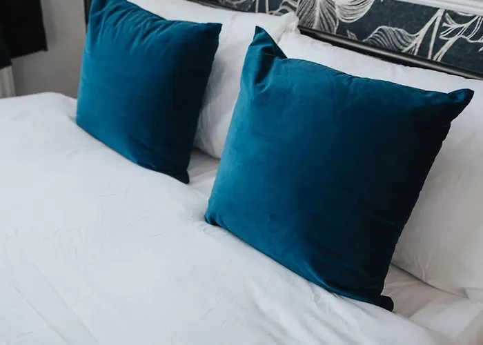 Spacious 3br - Pool Table - Games - Sleeps 9