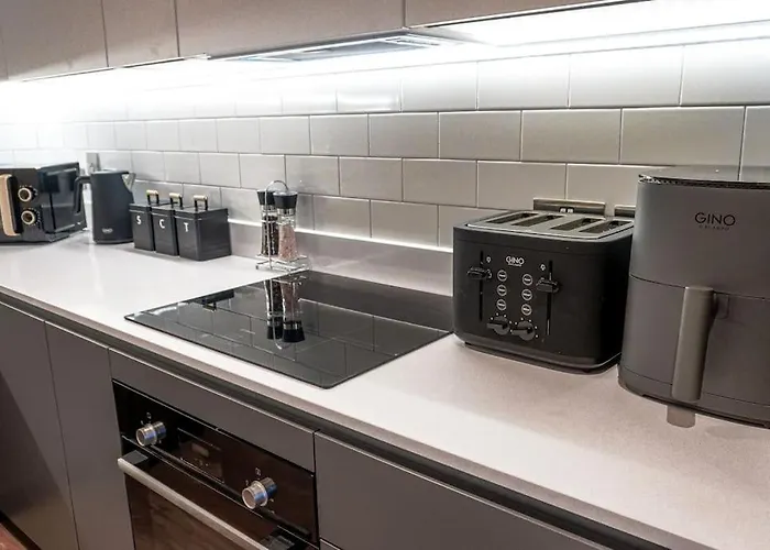 Classy 2-br, 3-bath Sleeps 5, High Speed Unlimited Wifi *