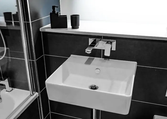 Classy 2-br, 3-bath Sleeps 5, High Speed Unlimited Wifi Manchester