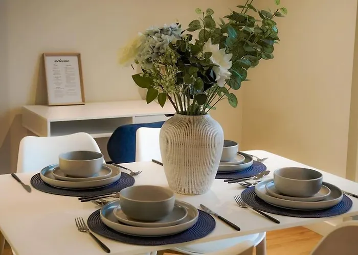 Classy 2-br, 3-bath Sleeps 5, High Speed Unlimited Wifi *