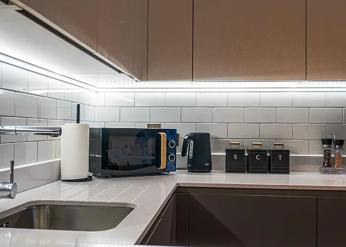 Classy 2-br, 3-bath Sleeps 5, High Speed Unlimited Wifi