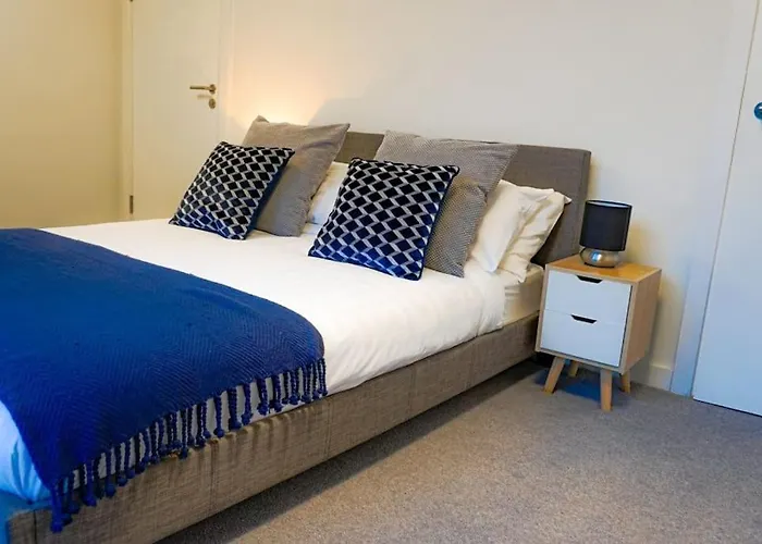 Classy 2-br, 3-bath Sleeps 5, High Speed Unlimited Wifi *