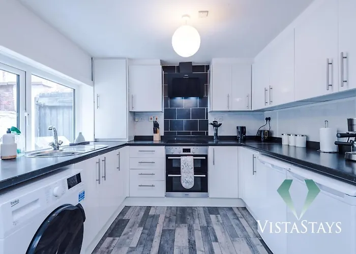 Modern 3bdr House By Vista Short Lets & Serviced Salford With Parking & Pool Table *