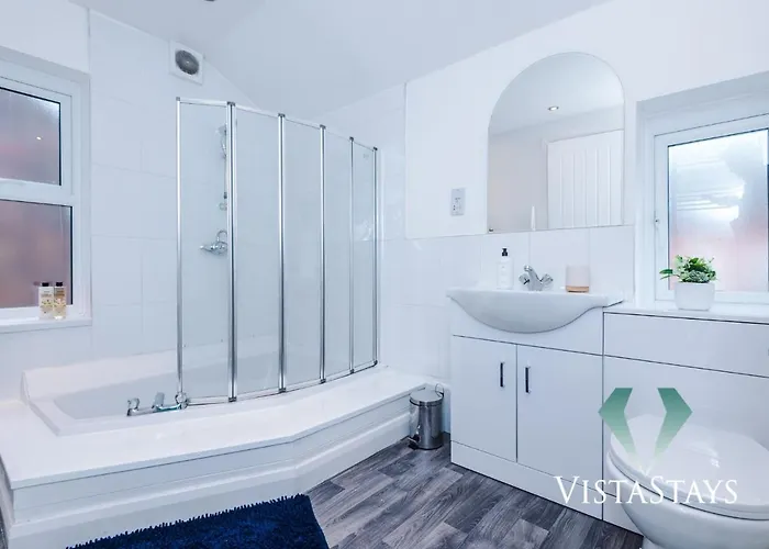 Modern 3bdr House By Vista Short Lets & Serviced Salford With Parking & Pool Table Manchester