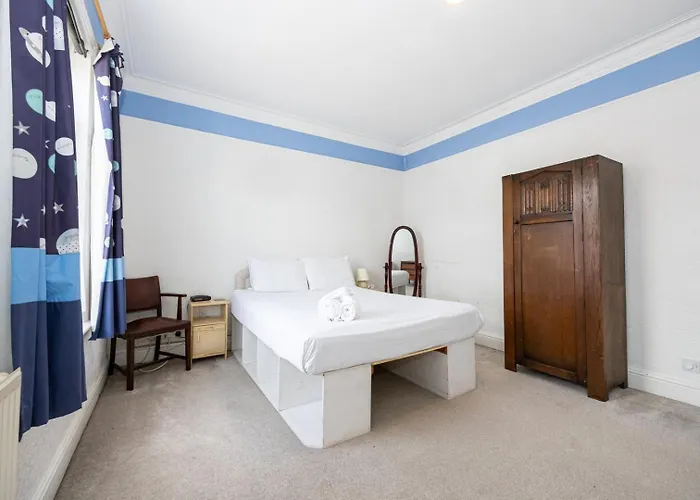 Nyaraló Guestready - Enchanting Life In Gorse Hill *