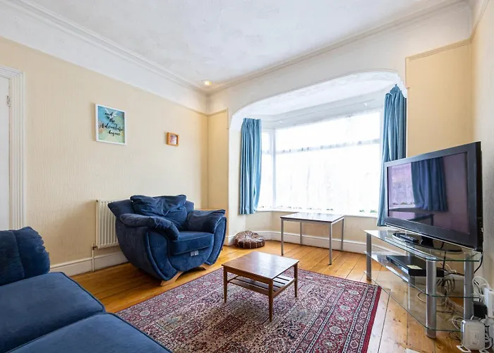 Nyaraló Guestready - Enchanting Life In Gorse Hill Manchester