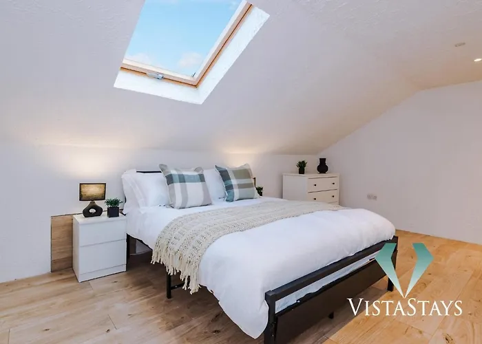 Spacious 4bdr House By Vista Short Lets & Serviced With Driveway Parking & Pool Table Nyaraló Manchester