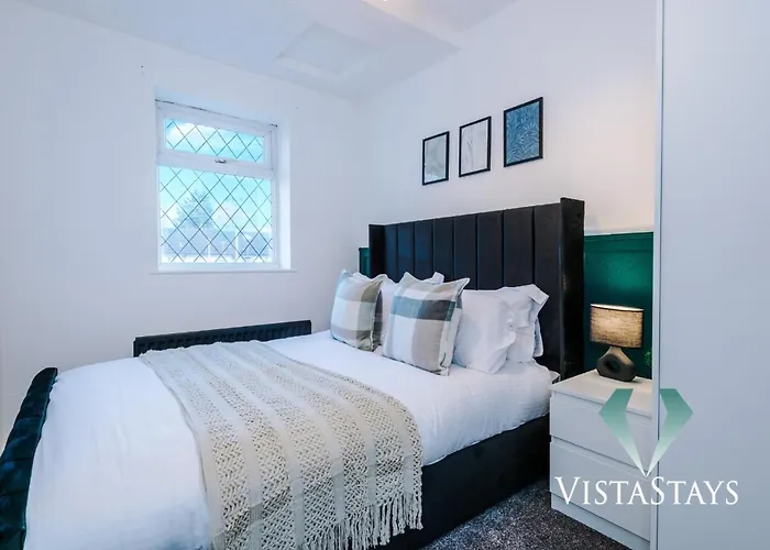 Nyaraló Spacious 4bdr House By Vista Short Lets & Serviced With Driveway Parking & Pool Table Manchester