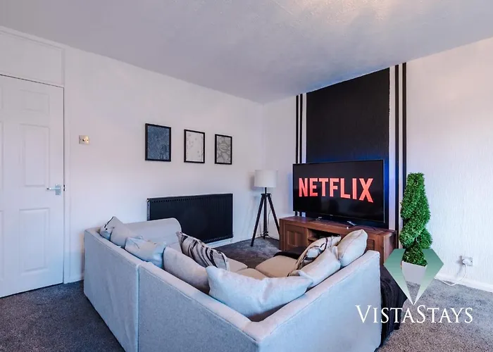 Spacious 4bdr House By Vista Short Lets & Serviced With Driveway Parking & Pool Table Manchester