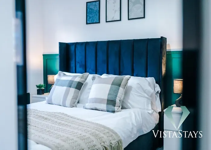 Spacious 4bdr House By Vista Short Lets & Serviced With Driveway Parking & Pool Table * Μάντσεστερ