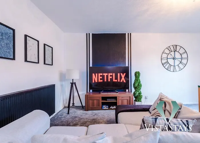 Spacious 4bdr House By Vista Short Lets & Serviced With Driveway Parking & Pool Table