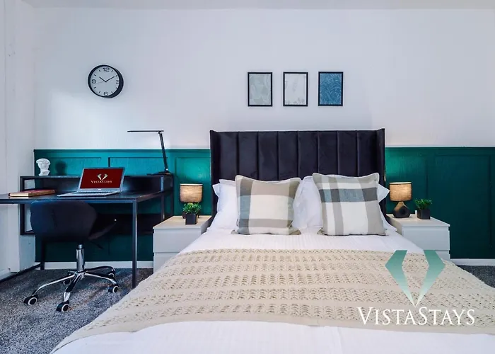 Spacious 4bdr House By Vista Short Lets & Serviced With Driveway Parking & Pool Table Manchester