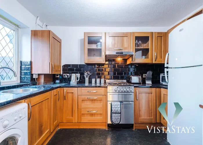 Nyaraló Spacious 4bdr House By Vista Short Lets & Serviced With Driveway Parking & Pool Table Manchester